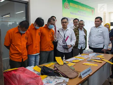 Tersangka dihadirkan saat gelar kasus perdagangan ilegal satwa dilindungi di Gedung Bareskrim Polri, Jakarta, Rabu (7/2/2019). Bareskrim Polri, Ditjen Gakkum KLHK dan lembaga pemerhati satwa (JAAN dan WCS) mengungkap jaringan perdagangan satwa dilindungi di Jawa Tengah. (merdeka.com/Imam Buhori)