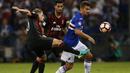 Pemain AC Milan berusaha menghentikan pergerakan pemain Sampdoria, Karol Linetty, pada lanjutan Serie A di Stadion Luigi Ferraris, Genoa, Sabtu (17/9/2016) dini hari WIB. (AFP/Marco Bertorello)