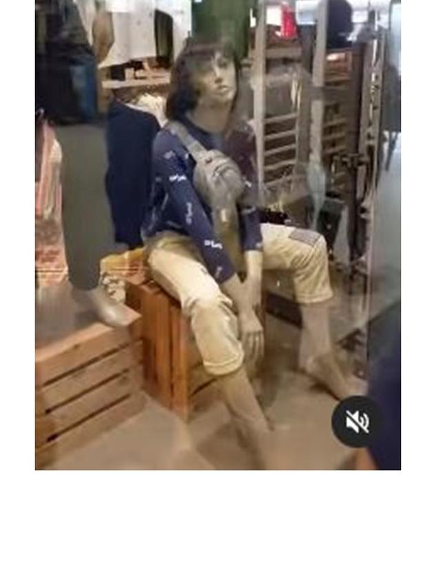 8 Potret Manekin Ini Bentuknya Nyeleneh Banget, Bikin Geleng Kepala