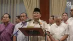 Capres Prabowo Subianto didampingi sejumlah pengurus BPN memberikan keterangan terhadap wartawan di Jakarta, Rabu (8/5). Prabowo menyoroti peristiwa-peristiwa politik terkini seperti pernyataan Hendropriyono soal Rizieq Shihab, dan penetapan tersangka Bachtiar Nasir. (Liputan6.com/Faizal Fanani)