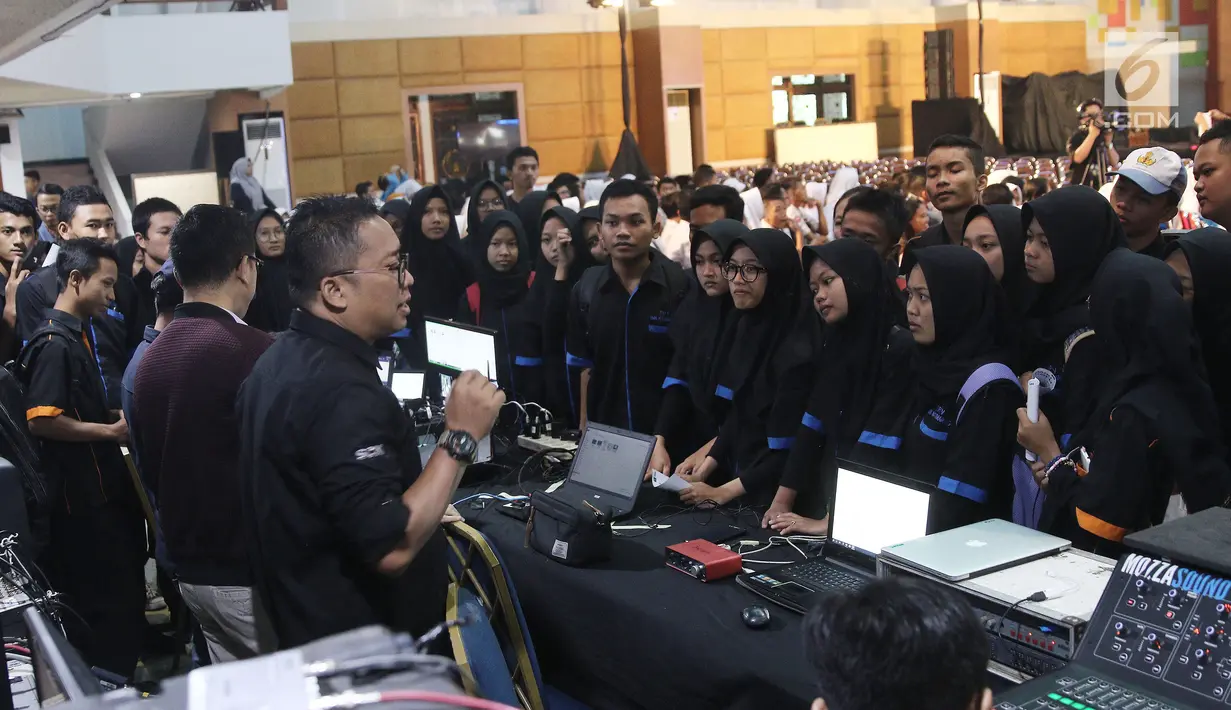 Para siwa Sekolah Menengah Kejuruan (SMK) mendengarkan penjelasan tentang perangkat dan controlling utama sound system selama acara Emtek Goes To Campus (EGTC) 2018 di Universitas Negeri Semarang, Rabu (18/7). (Liputan6.com/Herman Zakharia)