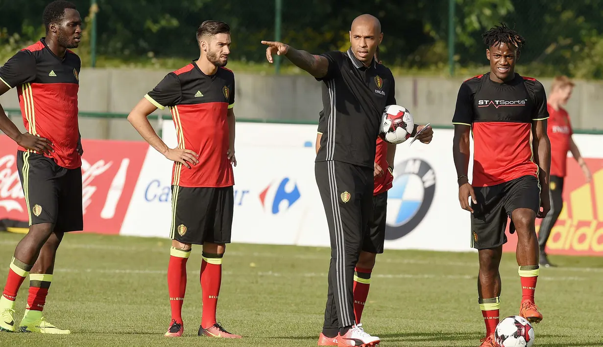  Asisten pelatih Belgia, Thierry Henry (2kanan) memberikan arahan kepada para Romelu Lukaku dkk. pada sesi latihan sebelum melawan Spanyol di Neerpede, (29/8/2016). (AFP/John Thys)
