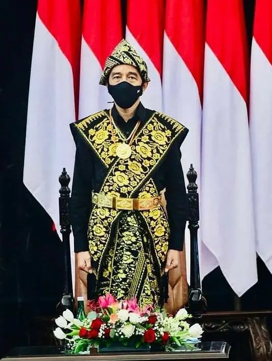 Tahun 2020, Jokowi memilih pakaian adat Suku Sabu dari Nusa Tenggara Timur. Pakaian adat tersebut memiliki warna dasar hitam dengan corak emas yang diaplikasikan pada topi, kain tenun yang menyilang di dada, sarung, serta ikat pinggang. [Instagram/Jokowi]