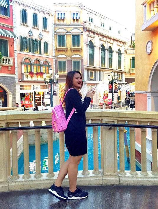 Pada penampilan Melati Daeva ini, ia juga terlihat sangat kasual. Melati Daeva pun hanya mengnakan sebuah sweater berwarna gelap yang dipadukan dengan sebuah ransel kecil berwarna merah muda. Selain itu, ia melengkapi penampilannya dengan sneakers berwarna hitam. (Liputan6.com/IG/@melatidaeva)