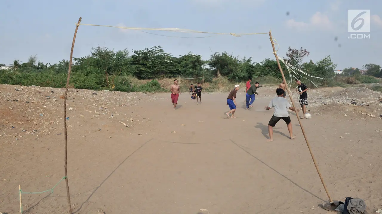 Ceria Kecil Anak-Anak Bermain di Lahan Sengketa
