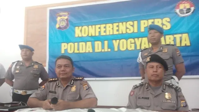 Kabid Humas Polda DIY Yulianto bersama Aiptu Al Munir (Liputan6.com/Yanuar)