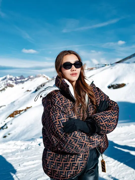 Aaliyah Massaid saat ini juga diketahui sedang berada di Swiss. Ia baru saja mengunggah beberapa potret dirinya berada di salju. [Foto: Instagram/aaliyah.massaid]