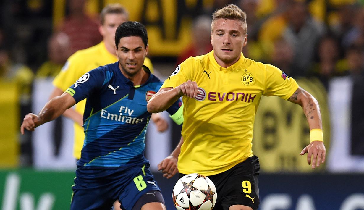 Ciro Immobile. Striker Lazio ini pernah berseragam Borussia Dortmund selama satu musim pada 2014/2015 usai didatangkan dari Torino untuk menjadi suksesor Robert Lewandowski. Ia pun langsung mewarisi jersey nomor 9. Total mencetak 10 gol dan 3 assist dari 34 laga. (AFP/Patrik Stollarz)