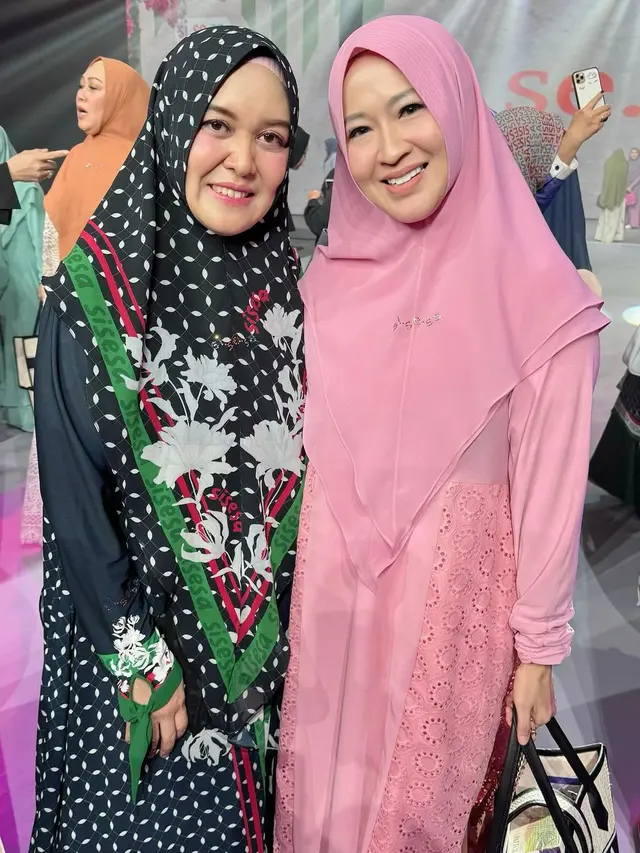 Potret Okie Agustina Bersama Sahabat (sumber : Instagram/@okieagustina_)