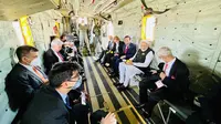 Presiden Jokowi berangkat bersama Perdana Menteri India Narendra Modi menggunakan helikopter militer ke lokasi KTT G7 ke-48 di Schloss Elmau, Pegunungan Alpen Bavaria, Jerman, Senin (27/6/202). (Biro Pers Sekretariat Presiden)