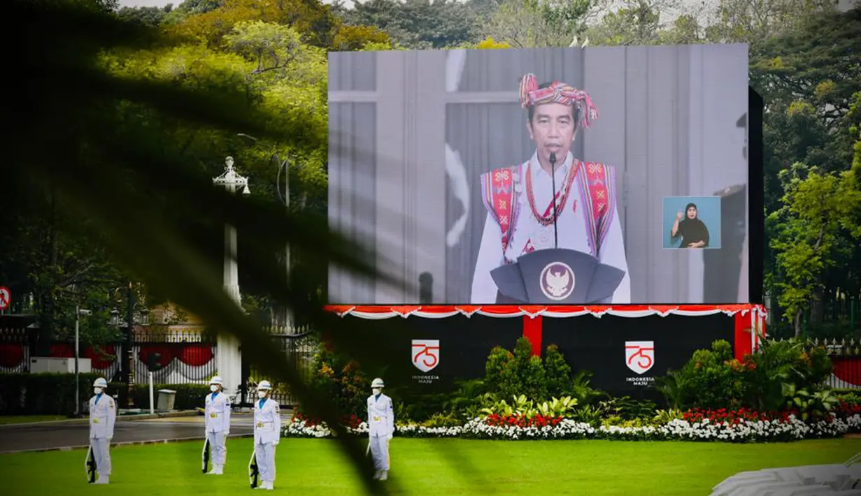 Presiden Joko Widodo atau Jokowi memimpin upacara Peringatan Detik-Detik Proklamasi Kemerdekaan Republik Indonesia di Istana Merdeka, Jakarta, Senin (17/8/2020). Peringatan dalam rangka HUT ke-75 Kemerdekaan RI kali ini mengusung tema "Indonesia Maju". (Foto: Biro Pers Sekretariat Presiden)