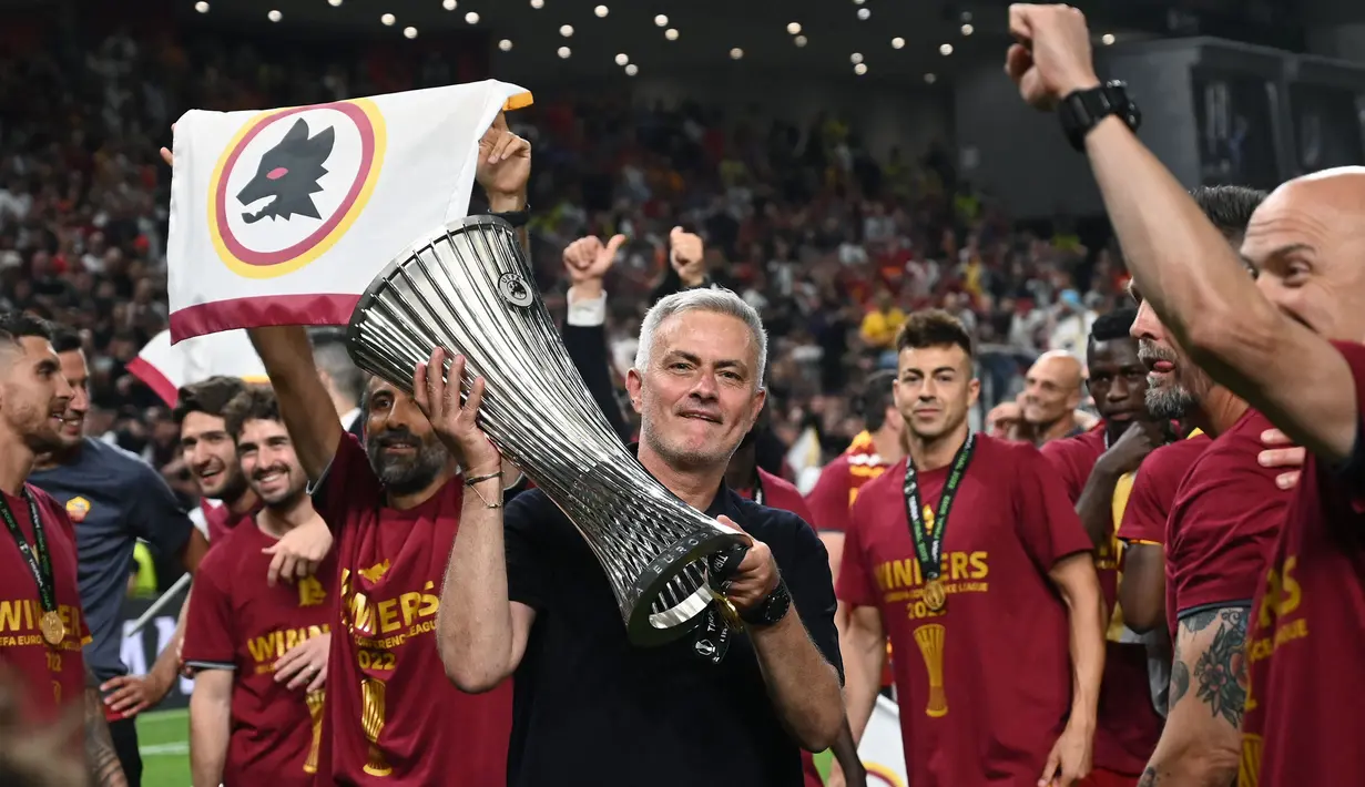 Pelatih AS Roma, Jose Mourinho (tengah) mengangkat trofi UEFA Conference League 2021/2022 setelah menang atas Feyenoord pada partai final di Air Albania Stadium, Tirana, Albania, 25 Mei 2022. (AFP/Ozan Kose)