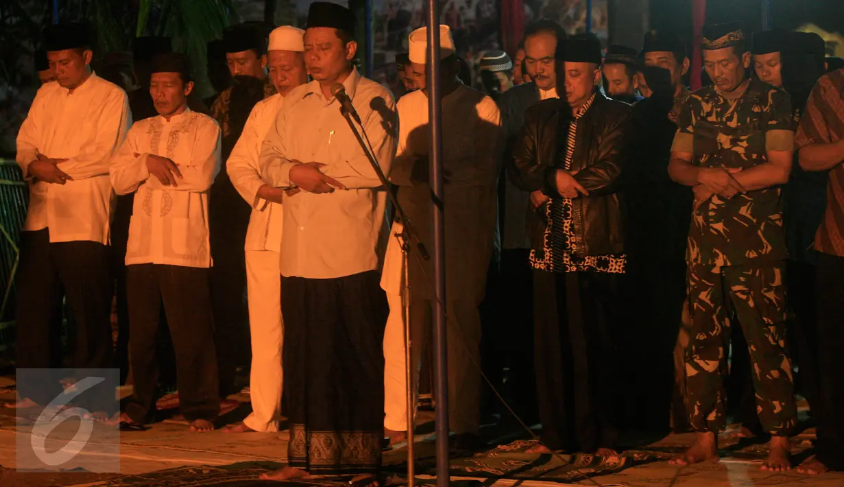 Warga melaksanakan salat Subuh berjamaah dilanjutkan dengan doa bersama untuk para korban gempa bumi yang dipimpin langsung oleh Bupati Bantul, di tugu prasasti 'Gempa Bumi Bantul 27 Mei 2006', Yogyakarta, Jumat (27/5). (Liputan6.com/Boy Harjanto)