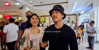 Menikmati libur akhir pekan lalu, Presiden Jokowi dan keluarga tampak mengunjungi salah satu mall di Surakarta. Jokowi didampingi istri, anak dan dua cucunya. Terlihat dalam rombongan, Kaesang Pangarep dan istri, Erina Gudono. [Youtube/berita surakarta]