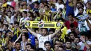 Suporter Fenerbahce menyambut Robin van Persie. (Reuters/OSMAN ORSAL)