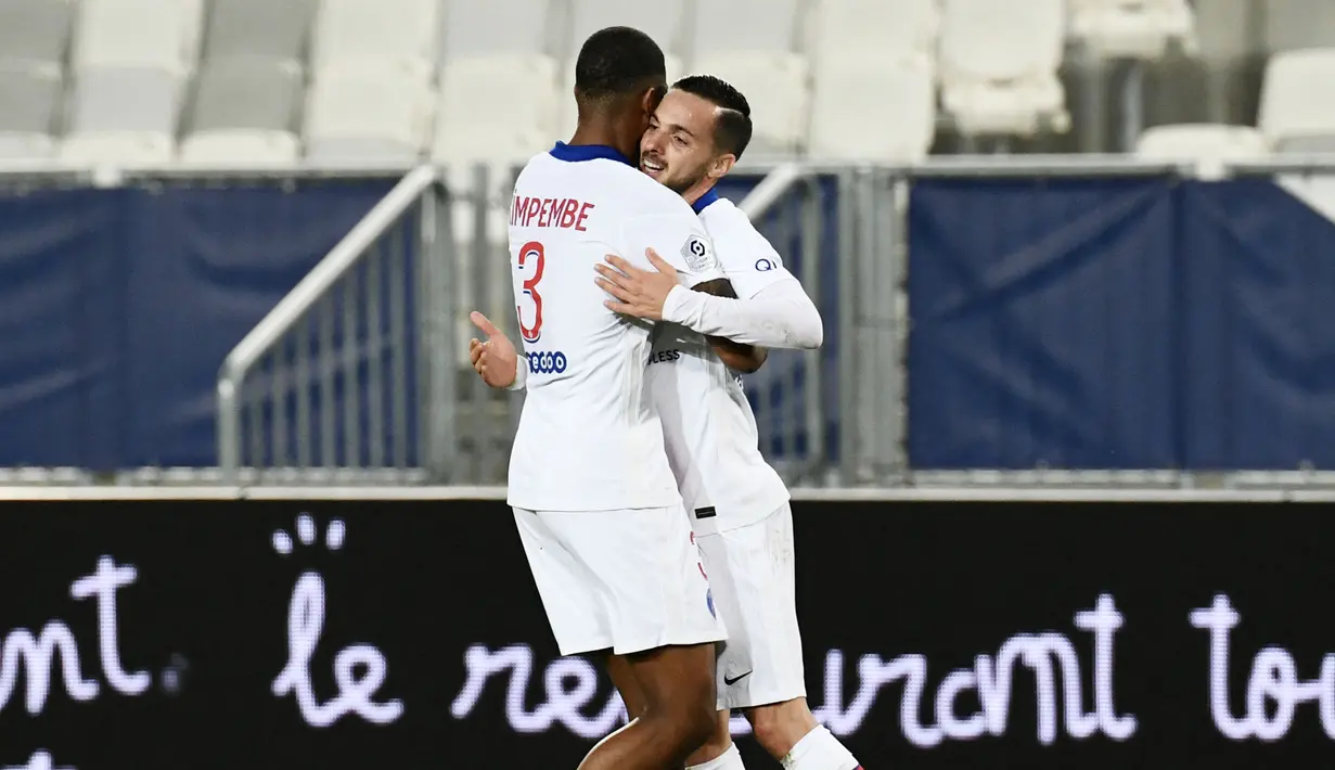 Pemain Paris Saint-Germain (PSG), Pablo Sarabia, melakukan selebrasi bersama Presnel Kimpembe usai mencetak gol ke gawang Bordeaux pada laga Liga Prancis di Stadion Matmut Atlantique, Rabu (3/3/2021). PSG menang dengan skor 1-0. (Photo by Philippe LOPEZ / AFP)