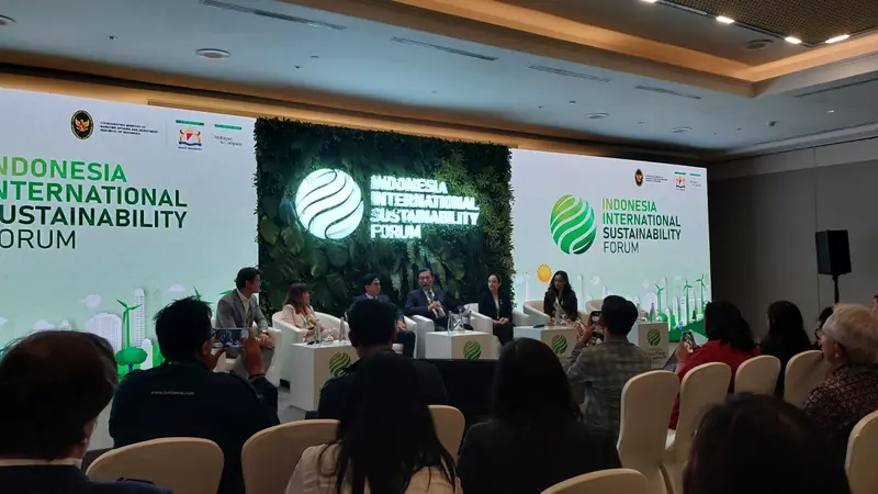 Menteri Koordinator Bidang Kemaritiman dan Investasi Luhut Binsar Pandjaitan dalam Indonesia International Sustainability Forum 2024, di JCC Senayan, Jakarta, Kamis (5/9/2024). (Arief/Liputan6.com)