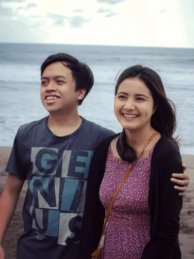 6 Editan Foto Pria Bareng TikTokers Hits Tanah Air Ini Kocak Banget