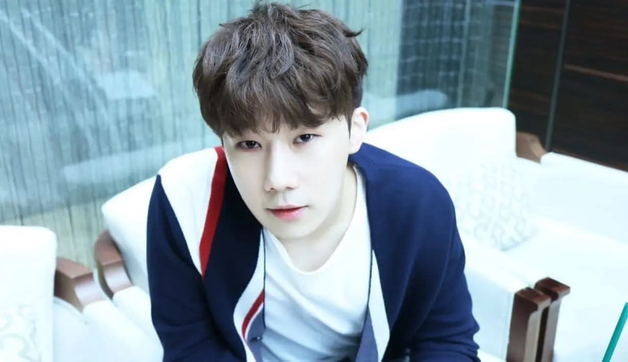 Sunggyu Infinite pertama kali jatuh cinta saat masih duduk di bangku sekolah. Ia pun menyatakan cintanya dengan menyanyikan lagu, akan tetapi sayangnya ia ditolak. (Foto: soompi.com)