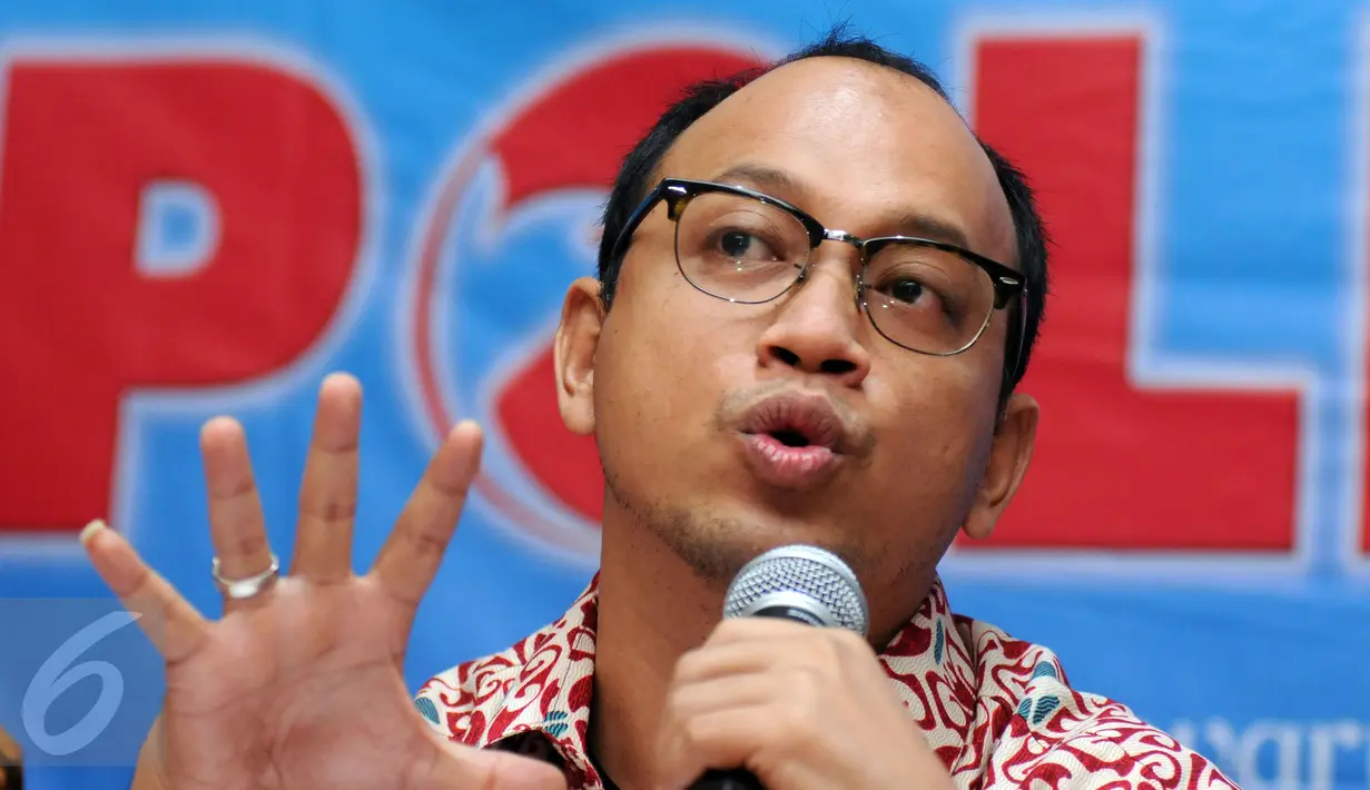 Ahli hukum TemanAhok, Andi P Syafrani memberikan komentar pada diskusi Mencari Sumber yang Waras di Jakarta, Sabtu (18/6). Diskusi dihadiri Wakil Ketua DPRD DKI Jakarta, Abraham Lunggana. (Liputan6.com/Helmi Fithriansyah)