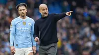 Reaksi tak puas pelatih Manchester City, Pep Guardiola kepada pemainnya, Jack Grealish usai ditahan imbang 0-0 Arsenal setelah berakhirnya laga pekan ke-30 Premier League 2023/2024 di Etihad Stadium, Manchester, Minggu (31/3/2024). (AP Photo/Dave Thompson)