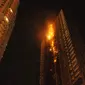 Hampir setiap lantai di apartemen Neo Soho yang terbakar mengalami kebakaran, Jakarta, Rabu (9/11). Belum diketahui apa penyebab kebakaran ini. (Liputan6.com/Helmi Afandi)