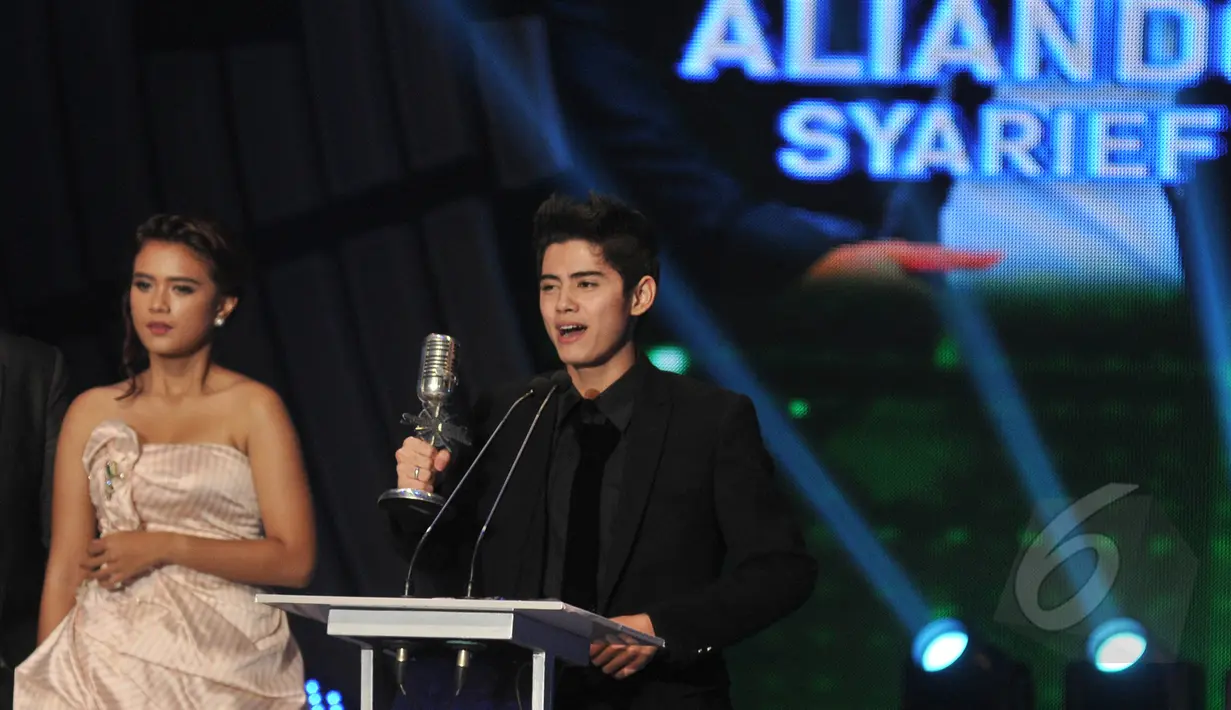 Pesinetron ganteng, Aliando Syarief berhasil memenangkan kategori Pendatang Baru Paling Ngetop dalam ajang SCTV Music Awards 2015 di Studio 6 Emtek City, Jakarta, Rabu (6/5). (Liputan6.com/Herman Zakharia)
