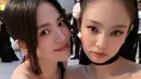 <p>Song Hye Kyo dan Jennie Blackpink di Met Gala 2023. (Instagram/ jinyoungzooo)</p>
