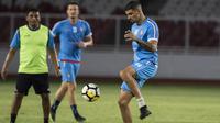 Pemain Arema FC, Arthur Cunha, mengontrol bola saat latihan di SUGBK, Jakarta, Jumat (30/3/2018). Latihan ini persiapan jelang laga Liga 1 melawan Persija Jakarta. (Bola.com/Vitalis Yogi Trisna)