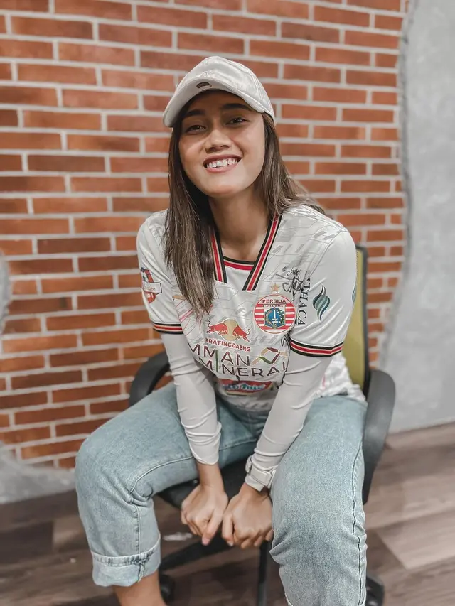 Fotonya Dikomentari Riko Simanjuntak, Ini 6 Potret Jess Amalia Dukung Persija