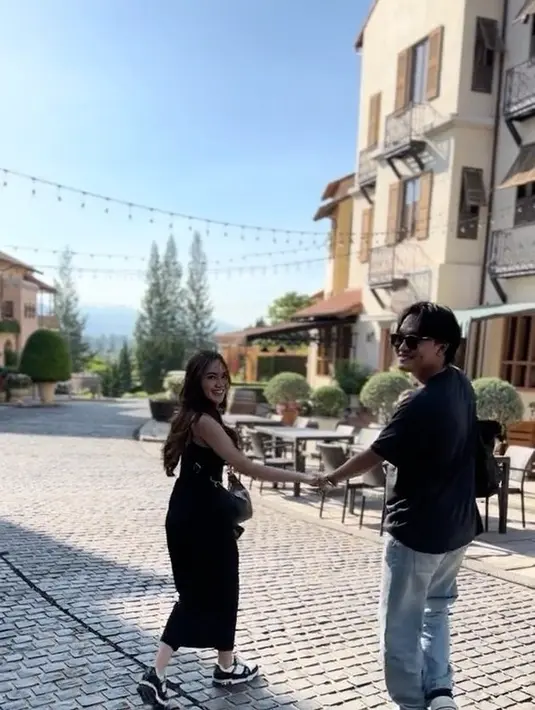 Pasangan ini terlihat membagikan momen romantis selama liburan di Thailand. Senyum lebar seakan menandakan jika mereka bahagia. [Foto: instagram.com/rizkyfbian]