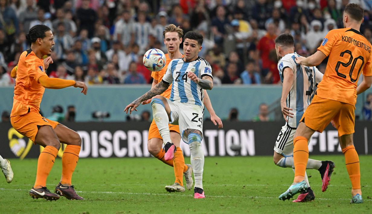 Enzo Fernandez terpilih sebagai pemain muda terbaik pada perhelatan Piala Dunia 2022 bersama Timnas Argentina. Gelandang bertahan 21 tahun itu memainkan peranan penting di skuad Albiceleste dengan membuat 10 tackle sukses. Berkat penampilan gemilanya, pemain Benfica itu mengalami kenaikan harga pasar, dari 37,2 juta dolar menjadi 58,4 juta dolar. (AFP/Alberto Pizzoli)