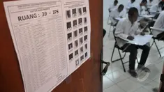 Para narapidana LP Cipinang menjalani UN melalui program Paket C di LP Narkotika Cipinang, Jl Bekasi Timur Raya, Jaktim, Senin (13/4/2015).  Para peserta terlihat bersemangat menjalani UN 2015. (Liputan6.com/Johan Tallo)