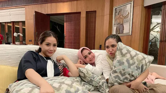 6 Potret Rieta Amilia Bareng Nagita Slavina dan Caca Tengker, Selalu Kompak