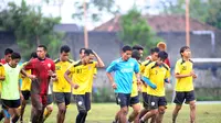 Skuat Arema berlatih jelang babak 8 besar Piala Presiden 2017. (Liputan6.com / Rana Adwa)