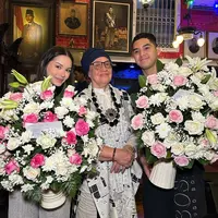 Abadikan foto bersama, kedekatan Alyssa dan keluarga Al Ghazali bak sudah jadi keluarga sendiri. [@alghazali7].