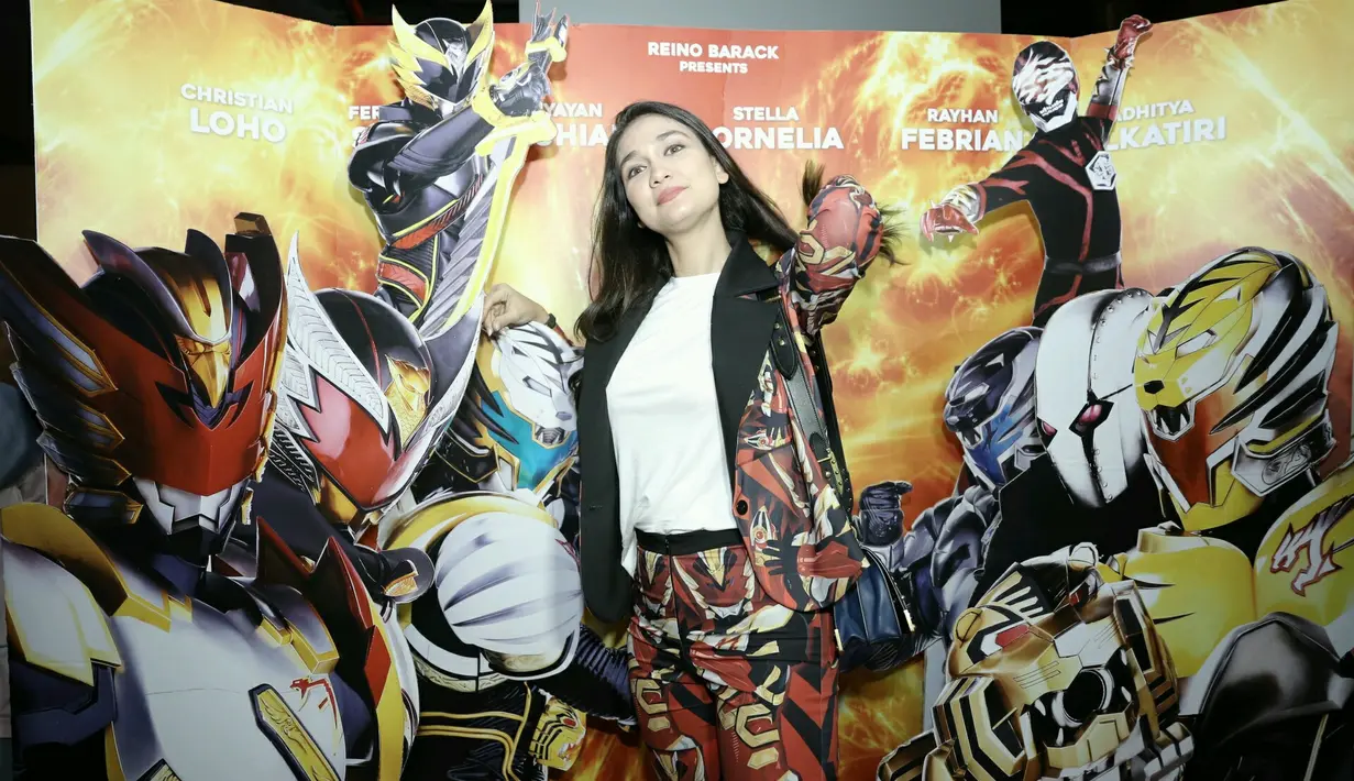 Hadir di pemutaran perdana film Satria Heroes, Luna Maya tampil dengan mengenakan busana khusus. Ia mengaku dibuat secara khusus untuk menyamakan karakter Bima dalam film tersebut. (Galih W. Satria/Bintang.com)