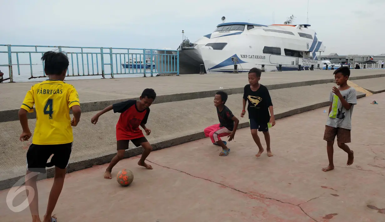 Seorang berusaha mengontrol bola saat bermain bola di pelataran Pelabuhan Kali Adem, Muara Angke, Jakarta, Rabu (4/1). Mereka memanfaatkan Pelabuhan Kali Adem sebagai arena bermain selama mengisi masa liburan sekolah. (Liputan6.com/Gempur M Surya)