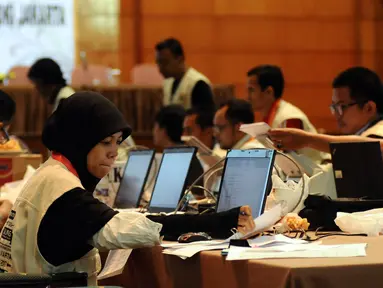 Petugas mengecek data hasil penghitungan suara Pilkada DKI Jakarta putaran kedua di Auditorium Bina Karna, Kamis (20/4). Input data ini menggunakan formulir C1 atau sertifikat hasil penghitungan suara. (Liputan6.com/Helmi Fithriansyah)