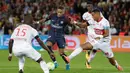 Striker PSG, Neymar Jr, berusaha melewati beberapa pemain Toulouse pada laga Liga 1 Prancis, di Stadion Parc des Princes, Senin (21/8/2017). PSG menang 6-2 atas Toulouse. (AFP/Thomas Samson)