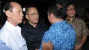 Ketua DPD RI, Irman Gusman (kedua dari kiri), menyempatkan menyambangi RSPP, Jakarta, untuk melihat langsung kondisi Ketum Partai Gerindra, Suhardi, (26/8/14). (Liputan6.com/Helmi Fithriansyah)