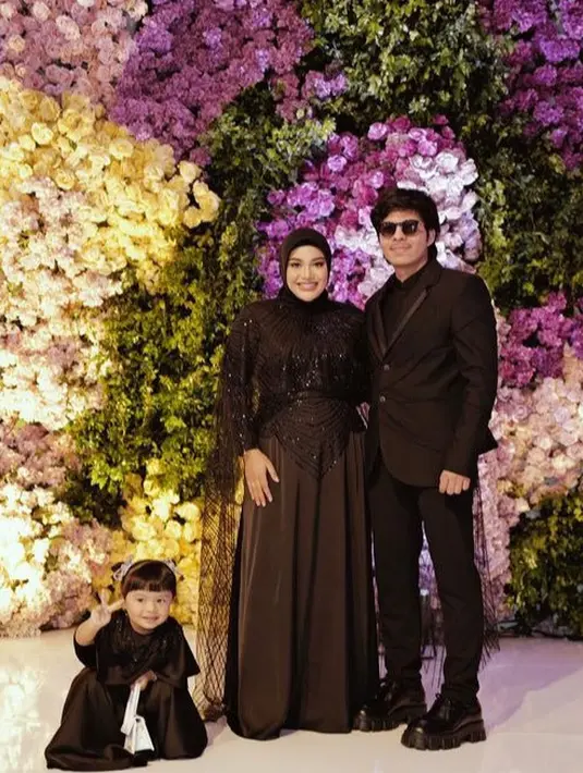 Aurel Hermansyah tampil anggun mengenakan gaun hitam dengan aksen payetan di bagian atas, serta ditambahkan cape lace. Senada dengan warna kerudungnya. [@aurelie.hermansyah]