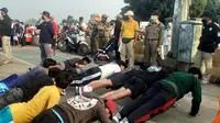 Puluhan warga di Bogor dihukum push up karena tidak bermasker. (Achmad Sudarno/Liputan6.com)