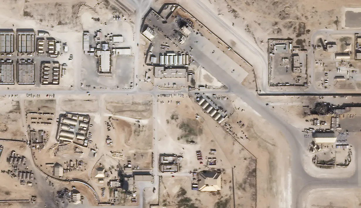 Gambar satelit menunjukkan kerusakan akibat serangan Iran di pangkalan udara AS di Ain al-Assad, Irak barat, Rabu (8/1/2020). Serangan Iran adalah pembalasan atas pembunuhan Jenderal Qassem Soleimani, salah satu pejabat militer paling kuat dan berpengaruh di Teheran. (HO/Planet Labs Inc./AFP)