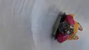 Atlet balap kereta salju, Akwasi Frimpong dari Ghana memulai sesi latihan pada Olimpiade Musim Dingin Pyeongchang 2018 di Olympic Sliding Center di Pyeongchang, Korsel (21/2). Akwasi memakai helm dengan design kepala harimau. (AFP Photo/Mohd Rasfan)