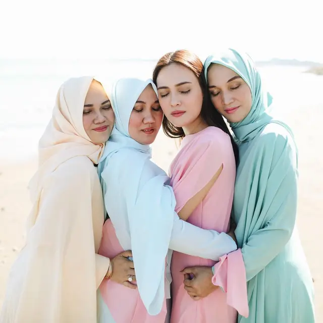 Potret 6 Artis Bareng Saudara Beda Keyakinan Ini Selalu Rukun, Tuai Pujian