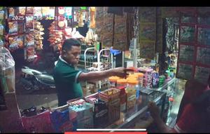 Tangkapan layar video seorang polisi yang bertugas di Polres Sikka berinisial YM diduga mengancam pemilik kios di Jalan Magepanda Kabupaten Sikka, NTT. (Liputan6.com/ Ola Keda)