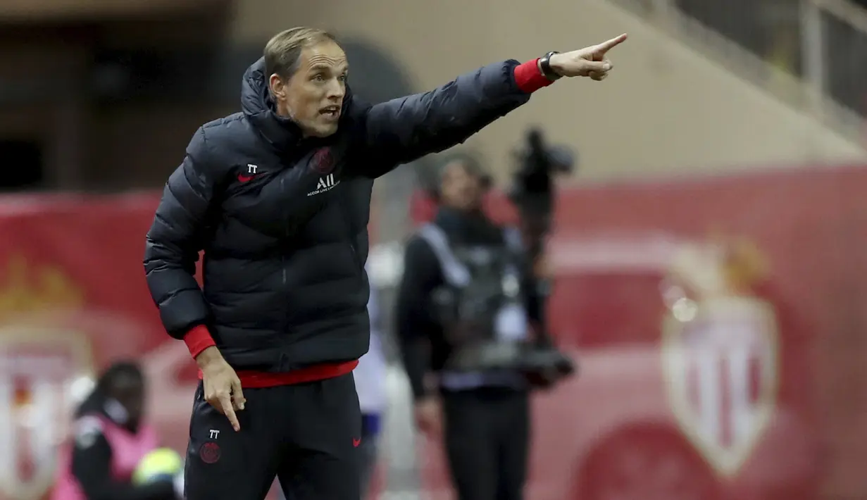 Pelatih PSG, Thomas Tuchel menginstruksikan pemainnya saat bertanding melawan AS Monaco pada pertandingan lanjutan Liga Prancis di Stadion Louis II, Monaco (15/1/2020). PSG menang telak atas Monaco 4-1. (AP Photo/Daniel Cole)