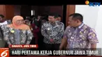 Sejumlah karangan bungan ucapan selamat atas terpilihnya Khofifah dan Emil Dardak masih memenuhi halaman Kantor Gubernur Jawa Timur.