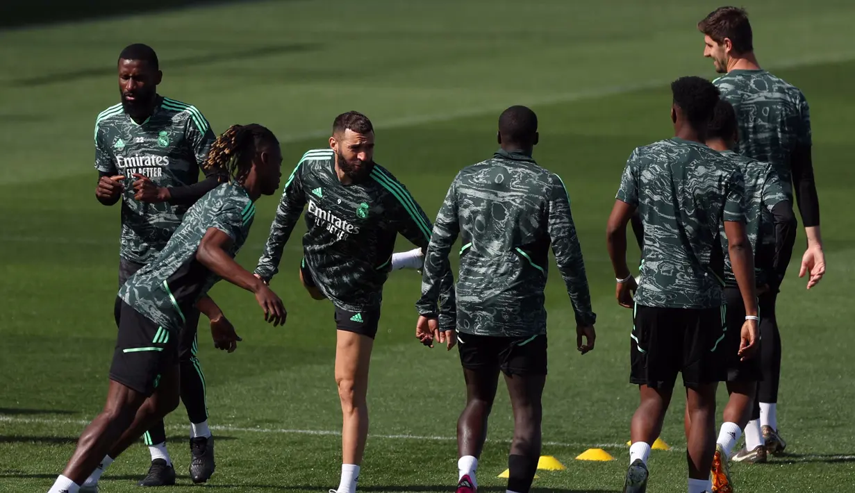 Pemain Real Madrid Karim Benzema (ketiga kiri) bersama rekan setimnya menjalani sesi latihan di kompleks latihan Ciudad Real Madrid, Valdebebas, Madrid, Spanyol, 14 Maret 2023. Real Madrid akan menghadapi Liverpool pada pertandingan sepak bola leg kedua babak 16 besar Liga Champions. (PIERRE-PHILIPPE MARCOU/AFP)